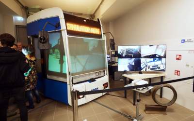 Nie jest łatwo prowadzić tramwaj... Wiceprezydent próbował swoich sił na symulatorze - zdjęcie 11