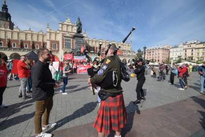 Szkoci w Krakowie, "zagłuszali" nawet hejnał... - zdjęcie 3