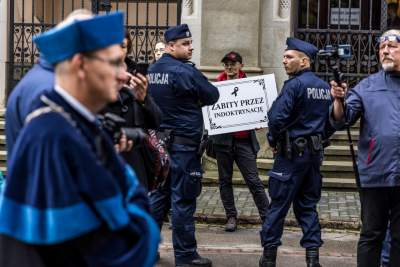 Protest podczas pochodu profesorów UJ. Przeciwko indoktrynacji - zdjęcie 2