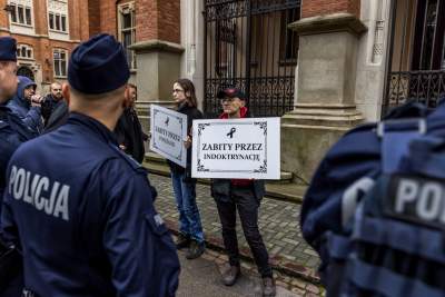Protest podczas pochodu profesorów UJ. Przeciwko indoktrynacji - zdjęcie 11