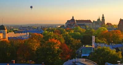 Zmierzch nad dachami Krakowa. Piękna jesień w mieście - zdjęcie 14