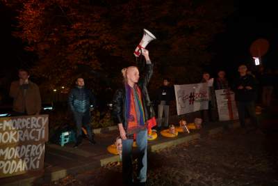 Zderzenie dwóch pikiet pod Wawelem: antypisowskiej i zwolenników władzy - zdjęcie 21