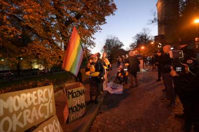 Zderzenie dwóch pikiet pod Wawelem: antypisowskiej i zwolenników władzy - zdjęcie 2