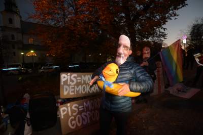 Zderzenie dwóch pikiet pod Wawelem: antypisowskiej i zwolenników władzy - zdjęcie 24