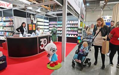 Tłumy w hali EXPO, jubileuszowe 25. Targi Książki w Krakowie - zdjęcie 16