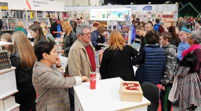 Tłumy w hali EXPO, jubileuszowe 25. Targi Książki w Krakowie - zdjęcie 12