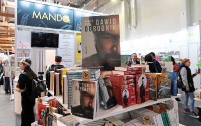 Tłumy w hali EXPO, jubileuszowe 25. Targi Książki w Krakowie - zdjęcie 34