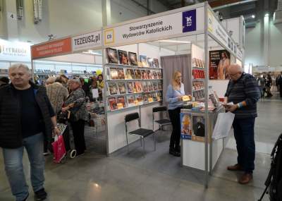 Tłumy w hali EXPO, jubileuszowe 25. Targi Książki w Krakowie - zdjęcie 35