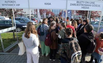 Tak wielkich tłumów na Targach Ksiązki jeszcze nie było - zdjęcie 4