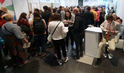 Tak wielkich tłumów na Targach Ksiązki jeszcze nie było - zdjęcie 16