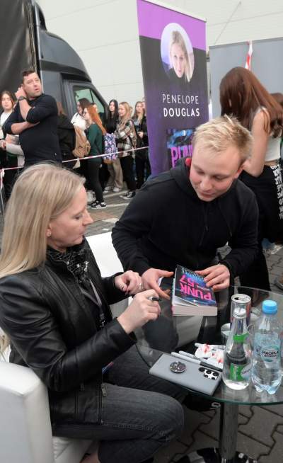 Gwiazdy dopisały na Targach Książki, rozpoznajecie tych autorów? - zdjęcie 41