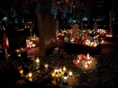 Miejsca, w których zapłonęło najwięcej zniczy, pamięć ma znaczenie - zdjęcie 19