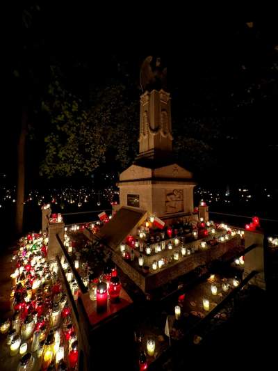 Miejsca, w których zapłonęło najwięcej zniczy, pamięć ma znaczenie - zdjęcie 11