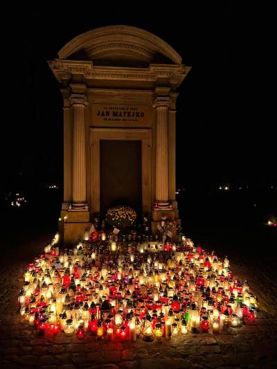 Miejsca, w których zapłonęło najwięcej zniczy, pamięć ma znaczenie - zdjęcie 1