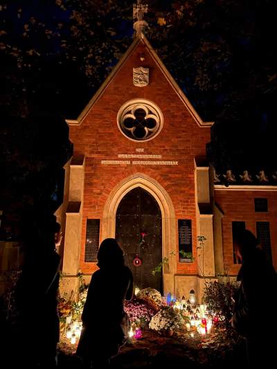 Miejsca, w których zapłonęło najwięcej zniczy, pamięć ma znaczenie - zdjęcie 24