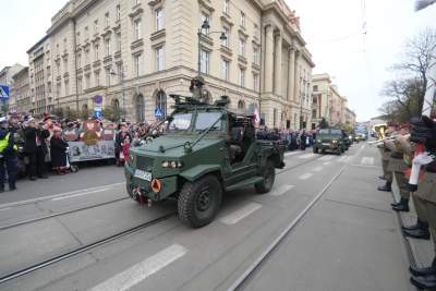 Kraków świętuje 11-Listopada: tłum na defiladzie z akcentem lotniczym - zdjęcie 11
