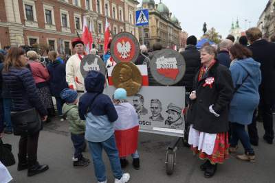 Kraków świętuje 11-Listopada: tłum na defiladzie z akcentem lotniczym - zdjęcie 16