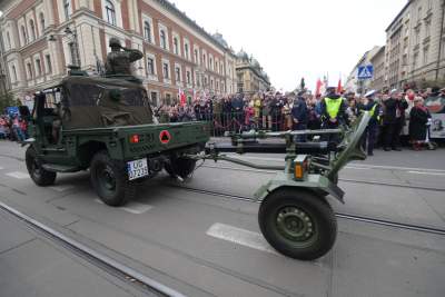 Kraków świętuje 11-Listopada: tłum na defiladzie z akcentem lotniczym - zdjęcie 3