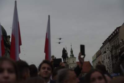 Kraków świętuje 11-Listopada: tłum na defiladzie z akcentem lotniczym - zdjęcie 24