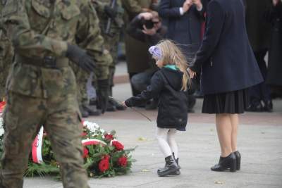 Kraków świętuje 11-Listopada: tłum na defiladzie z akcentem lotniczym - zdjęcie 9