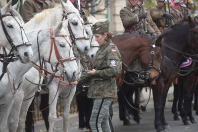 Kraków świętuje 11-Listopada: tłum na defiladzie z akcentem lotniczym - zdjęcie 10
