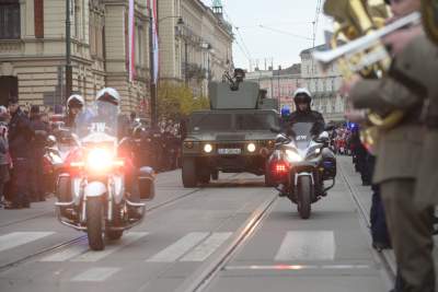 Kraków świętuje 11-Listopada: tłum na defiladzie z akcentem lotniczym - zdjęcie 23