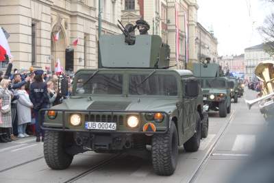 Kraków świętuje 11-Listopada: tłum na defiladzie z akcentem lotniczym - zdjęcie 13