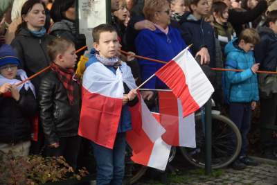 Kraków świętuje 11-Listopada: tłum na defiladzie z akcentem lotniczym - zdjęcie 5
