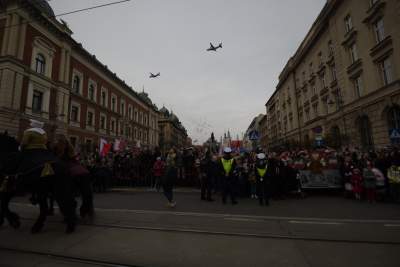 Kraków świętuje 11-Listopada: tłum na defiladzie z akcentem lotniczym - zdjęcie 14
