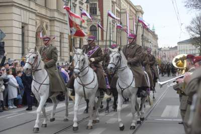 Kraków świętuje 11-Listopada: tłum na defiladzie z akcentem lotniczym - zdjęcie 15
