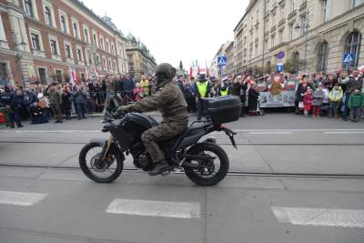 Kraków świętuje 11-Listopada: tłum na defiladzie z akcentem lotniczym - zdjęcie 1