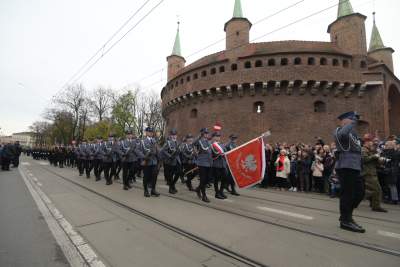 Kraków świętuje 11-Listopada: tłum na defiladzie z akcentem lotniczym - zdjęcie 17