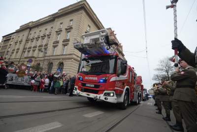 Kraków świętuje 11-Listopada: tłum na defiladzie z akcentem lotniczym - zdjęcie 4