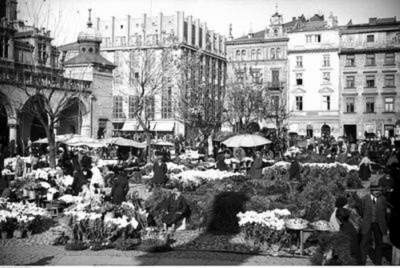Kwiaciarki na Rynku Głównym: tak to kiedyś wyglądało... - zdjęcie 3