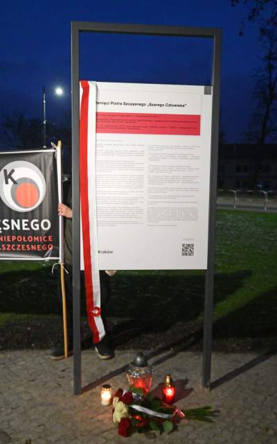 Odsłonęcie tablicy pamięci Piotra Szczesnego "Szarego Człowieka" - zdjęcie 18