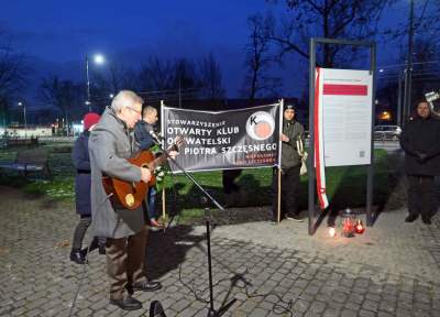 Odsłonęcie tablicy pamięci Piotra Szczesnego "Szarego Człowieka" - zdjęcie 17