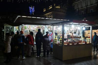 Nowe stoiska i nowe... ceny. Trwa jarmark bożonarodzeniowy - zdjęcie 11