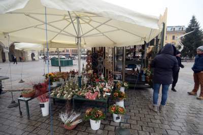 Stoisko kwiaciarek na Rynku: z tym uzupełnieniem wygląda lepiej? - zdjęcie 3