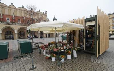 Stoisko kwiaciarek na Rynku: z tym uzupełnieniem wygląda lepiej? - zdjęcie 6