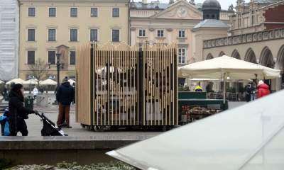 Stoisko kwiaciarek na Rynku: z tym uzupełnieniem wygląda lepiej? - zdjęcie 8