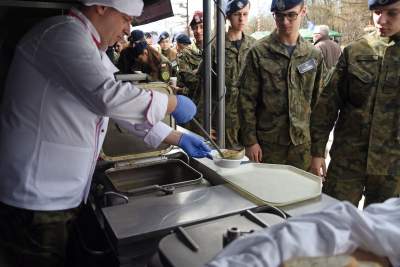 Kto odpowie na apel? Zachęcano w piknikowej atmosferze - zdjęcie 17