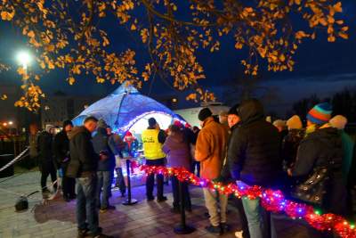 Tłumy w kolejce po karpia z kapustą i chlebem, na początek Nowa Huta - zdjęcie 14