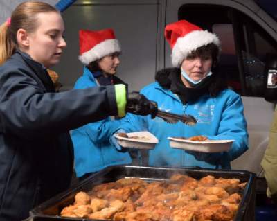 Tłumy w kolejce po karpia z kapustą i chlebem, na początek Nowa Huta - zdjęcie 8
