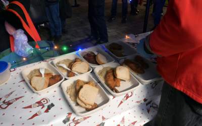 Tłumy w kolejce po karpia z kapustą i chlebem, na początek Nowa Huta - zdjęcie 10