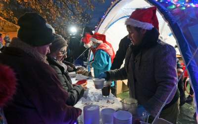 Tłumy w kolejce po karpia z kapustą i chlebem, na początek Nowa Huta - zdjęcie 3