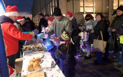 Tłumy w kolejce po karpia z kapustą i chlebem, na początek Nowa Huta - zdjęcie 11