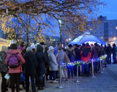 Tłumy w kolejce po karpia z kapustą i chlebem, na początek Nowa Huta - zdjęcie 1