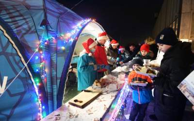 Tłumy w kolejce po karpia z kapustą i chlebem, na początek Nowa Huta - zdjęcie 20