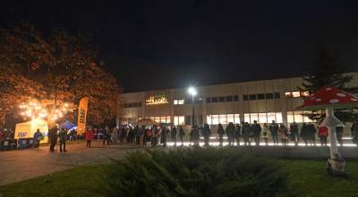 Tłumy w kolejce po karpia z kapustą i chlebem, na początek Nowa Huta - zdjęcie 18