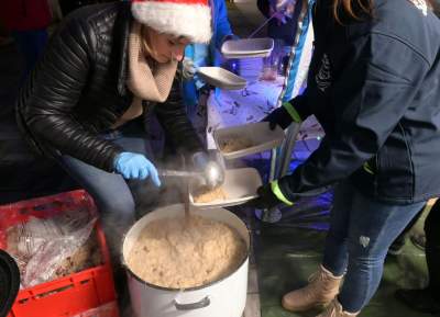 Tłumy w kolejce po karpia z kapustą i chlebem, na początek Nowa Huta - zdjęcie 9